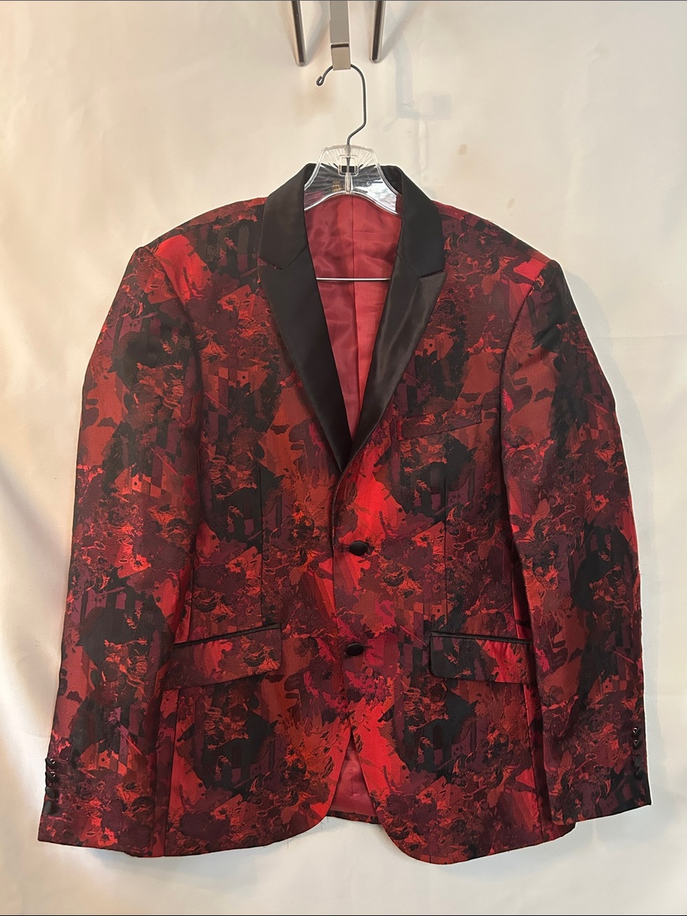 Men’s Platini Red/Blk Floral Poly Brocade Tuxedo Jacket w/Blk Peak Collar Sz.L
